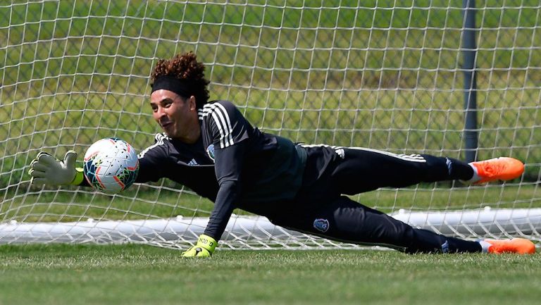 Guillermo Ochoa se lanza en un entrenamiento