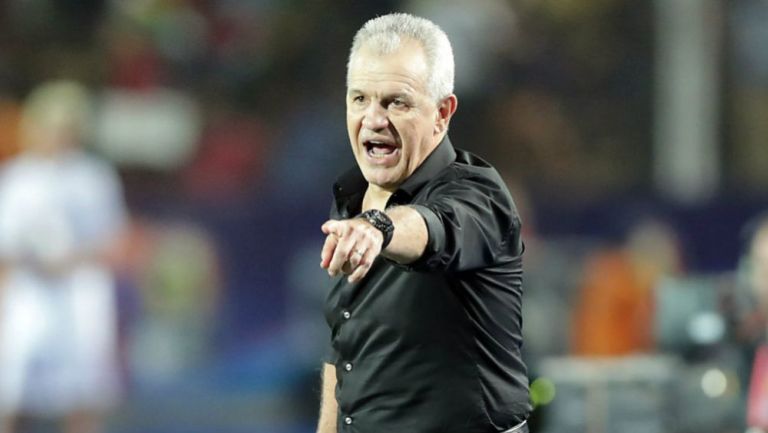 Javier Aguirre da una indicación en el Egipto vs Sudáfrica 