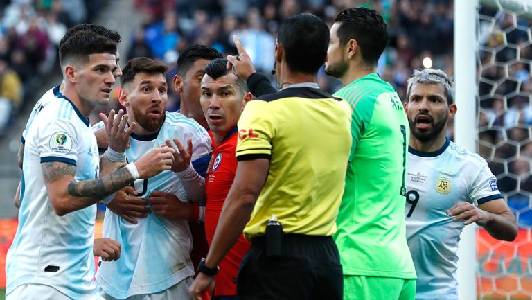 Jugadores reclaman expulsiones de Messi y Medel
