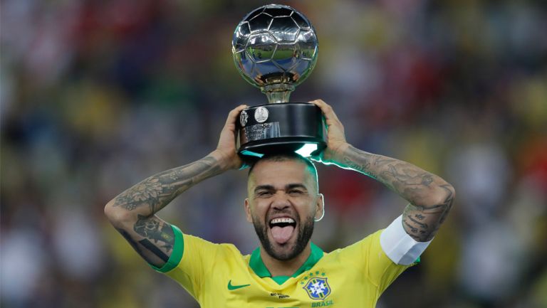 Dani Alves festeja triunfo en Copa América