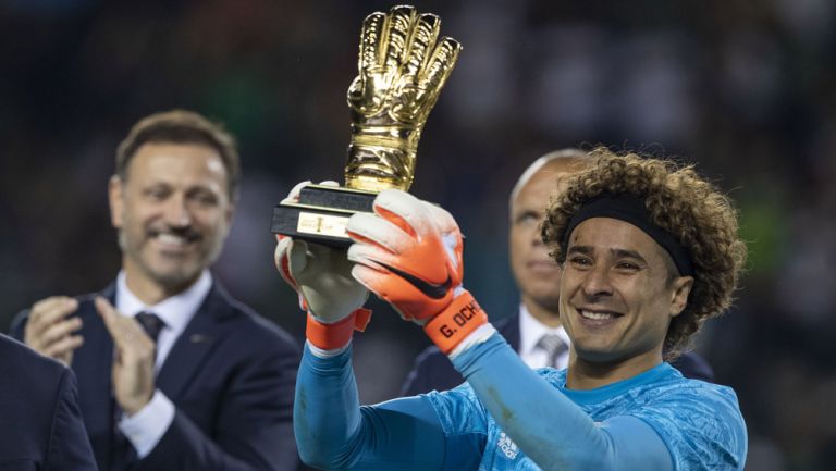 Guillermo Ochoa presume el Guante de Oro en Copa Oro