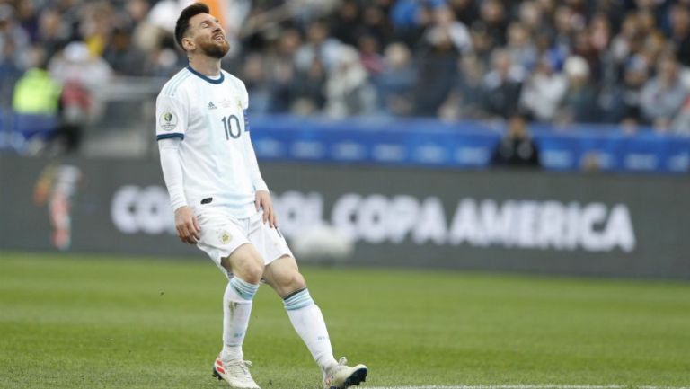 Messi se lamenta en partido de Copa América