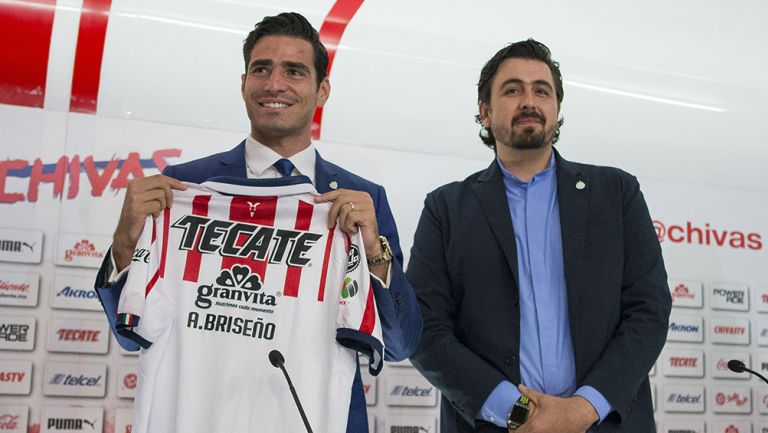 Pollo Briseño posa con la playera de Chivas