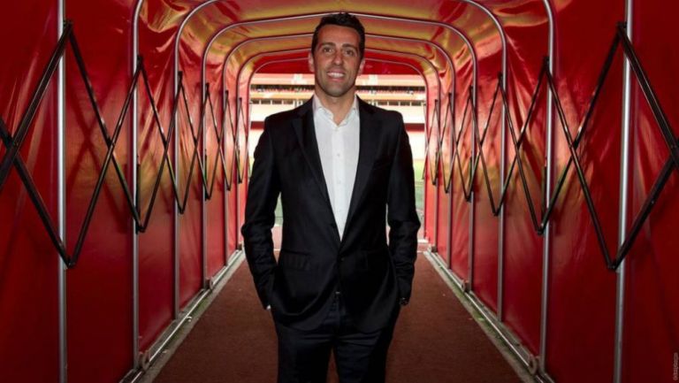 Edu posa en los pasillo del Emirates Stadium