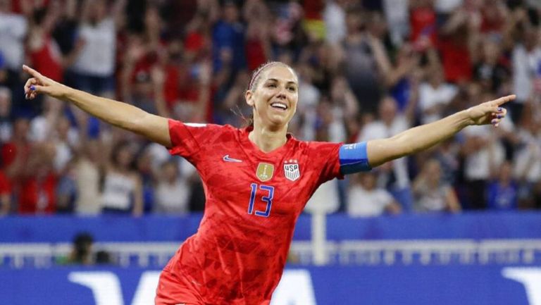  Alex Morgan festeja un gol con Estados Unidos