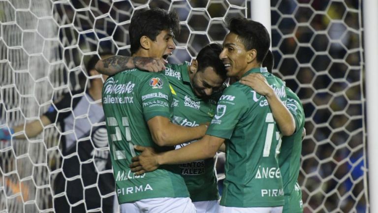 Macias y Mena festejan un gol en el Clausura 2019