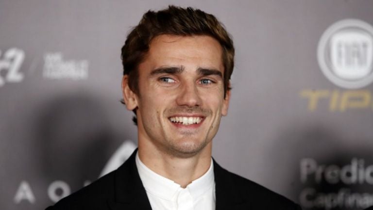 Antoine Griezmann sonríe durante un evento en Paris