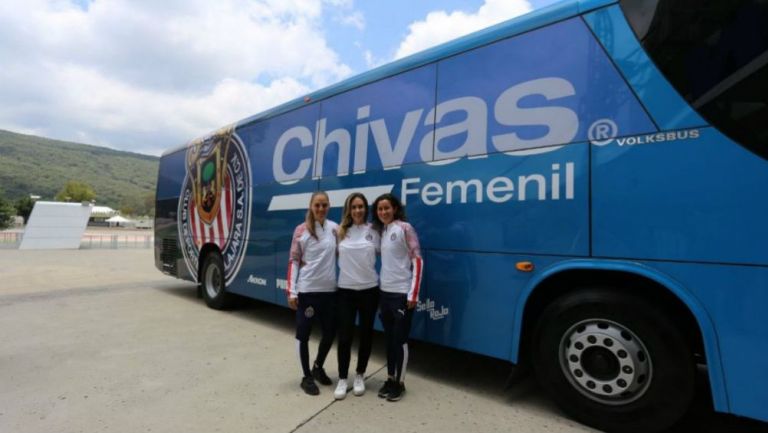 Jugadoras de Chivas posan frente a su nuevo autobús