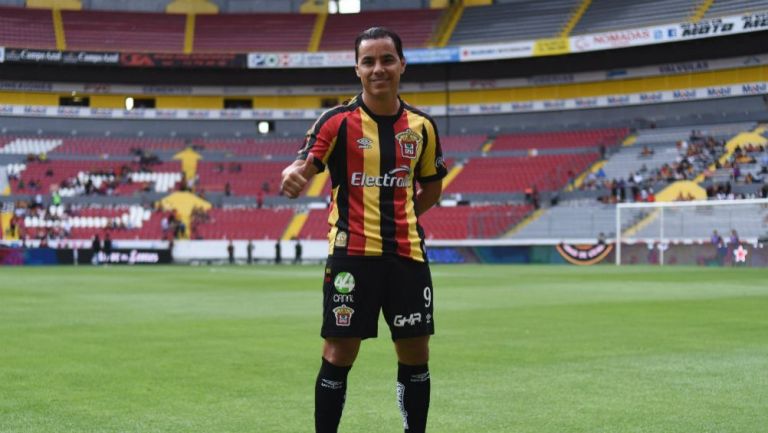 Omar Bravo, con la playera de la U de G