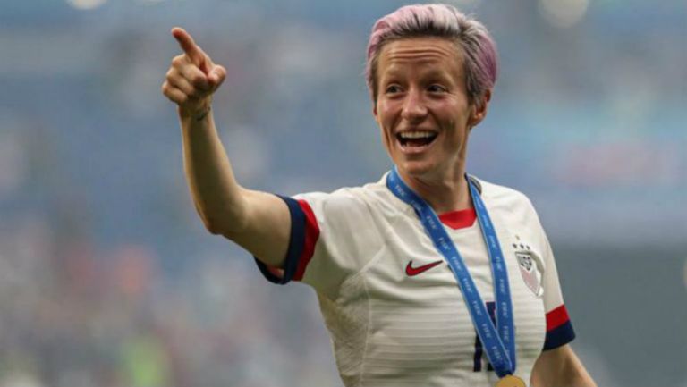 Megan Rapinoe festeja con su medalla de primer lugar 