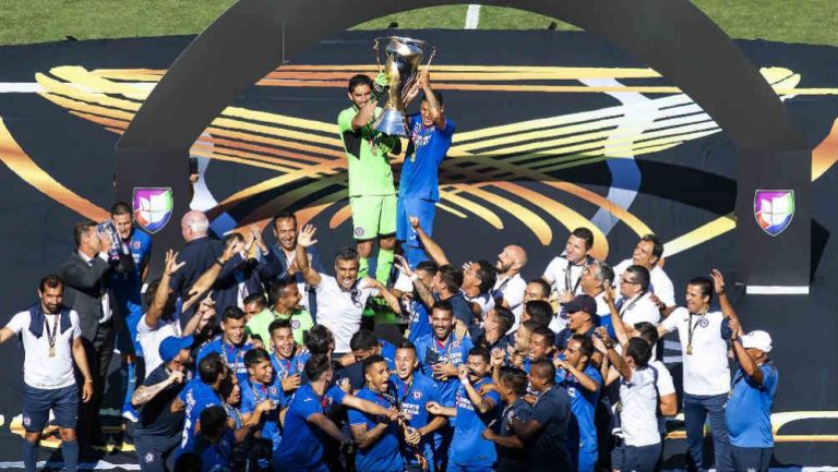 Jugadores de Cruz Azul levantan título de Supercopa MX
