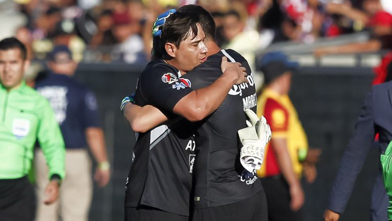 Moisés Muñoz y Agustín Marchesín durante un amistoso del América