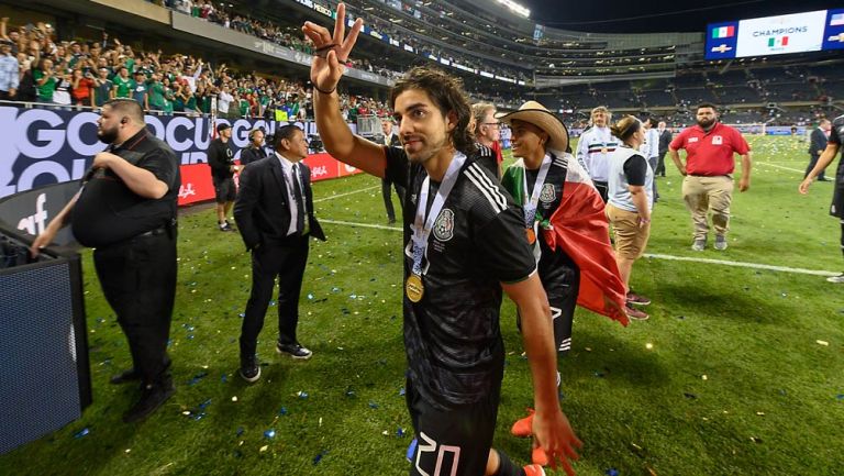Rodolfo Pizarro celebra el título de Copa Oro con la Selección Mexicana