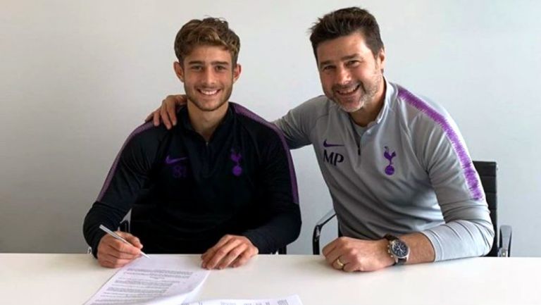 Maurizio Pochettino y Mauricio firmando un contrato con el Tottenham