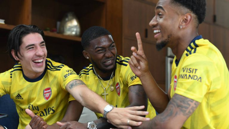 Los jugadores del Arsenal durante una sesión de fotos con la nueva playera del equipo