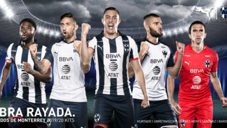 Jugadores de Rayados posan con su nueva indumentaria