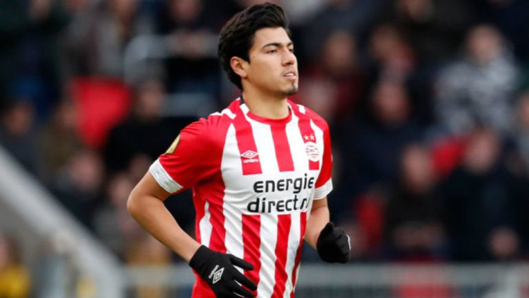 Erick Gutiérrez durante un partido con el PSV 