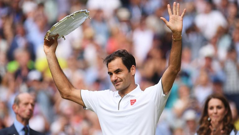 Roger Federer alza el trofeo al segundo lugar de Wimbledon