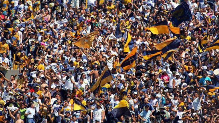 La porra de los Pumas, alentando al equipo en un partido