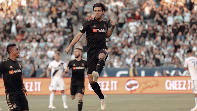 Carlos Vela celebra ante el Galaxy en la MLS 