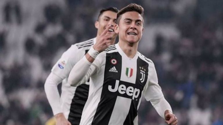 Paulo Dybala festeja tras marcar gol con la Juventus