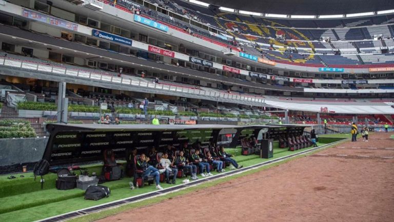 El cambio de lugar de las bancas en el Estadio Azteca 