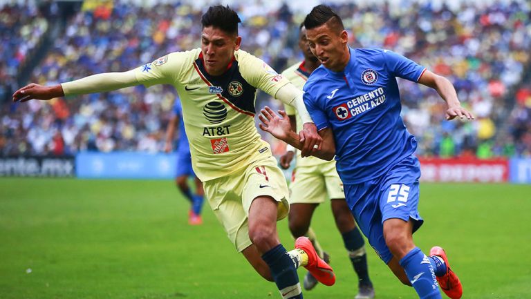 Edson Álvarez y Roberto Alvarado se enfrentaron en un partido