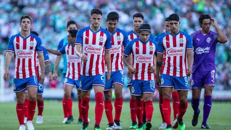 Jugadores de Chivas caminan desanimados luego de la derrota con Santos