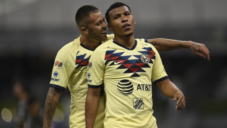 Ménez intenta festejar con Roger Martínez su gol vs Rayados