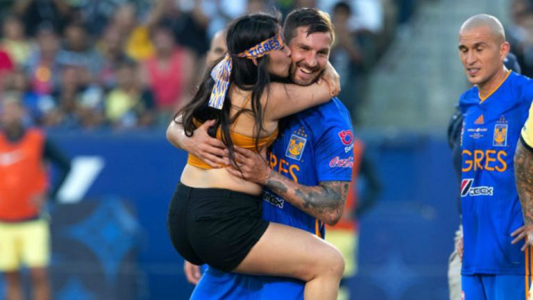 Espontánea ingresó al campo y besó a Gignac