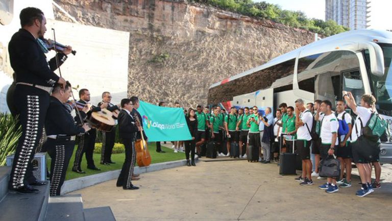 Mariachis le dan la bienvenida a México a la plantilla del Betis