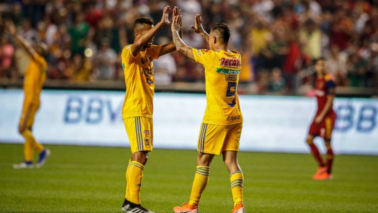 Jugadores de Tigres festejan un gol