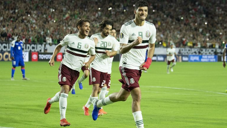 Jugadores de la Selección Mexicana celebran uno de los goles durante la Copa Oro