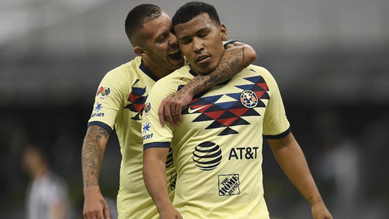 Jérémy Ménez y Roger Martínez durante un partido