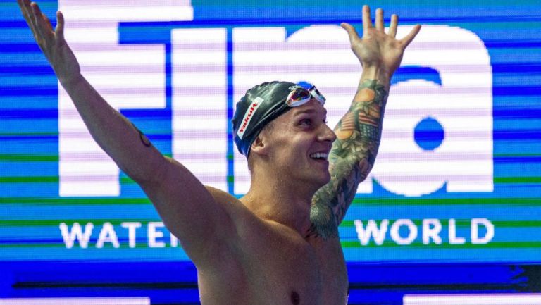 Caeleb Dressel celebra tras romper un récord mundial