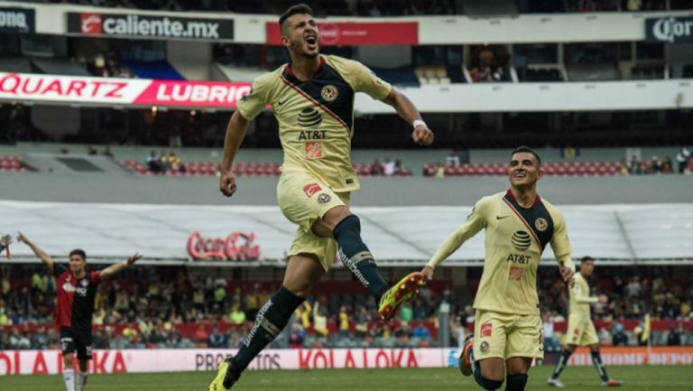 Guido Rodríguez celebra un gol con América