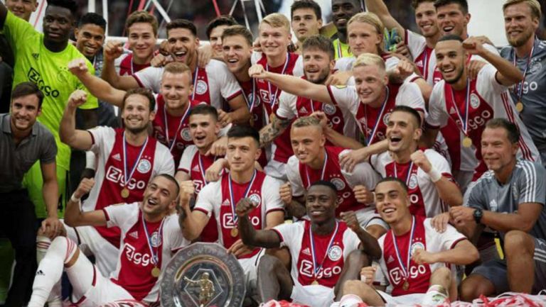 Jugadores del Ajax con la Supercopa