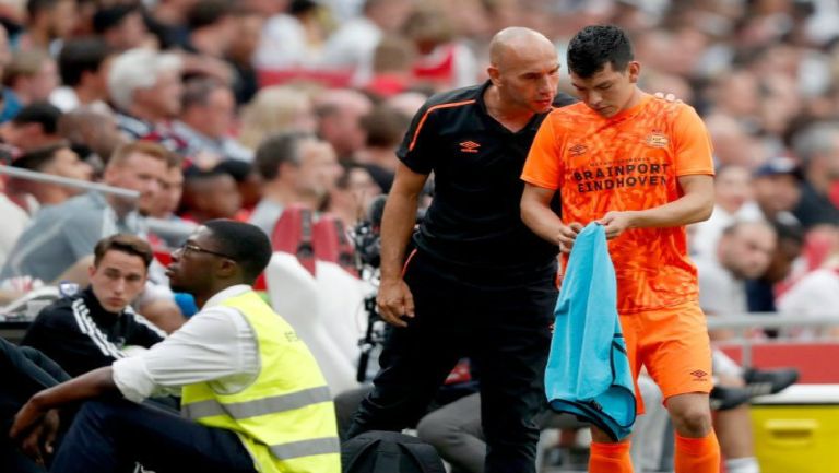 Hirving Lozano se prepara para entrar en el partido ante Ajax