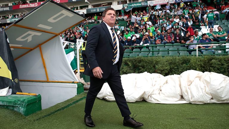 Miguel Herrera, al salir a la cancha del Nou Camp