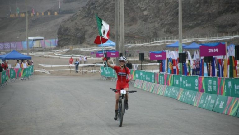 Daniela Campuzano ondeó la bandera de México