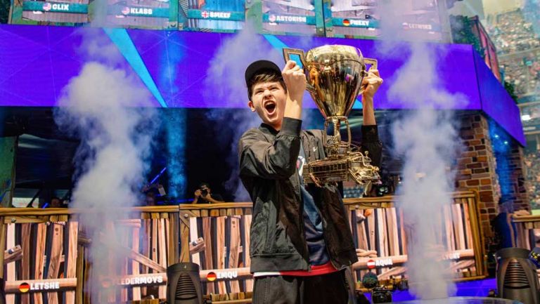 Bugha levanta la copa que lo acredita como campeón del Mundial de Fortnite