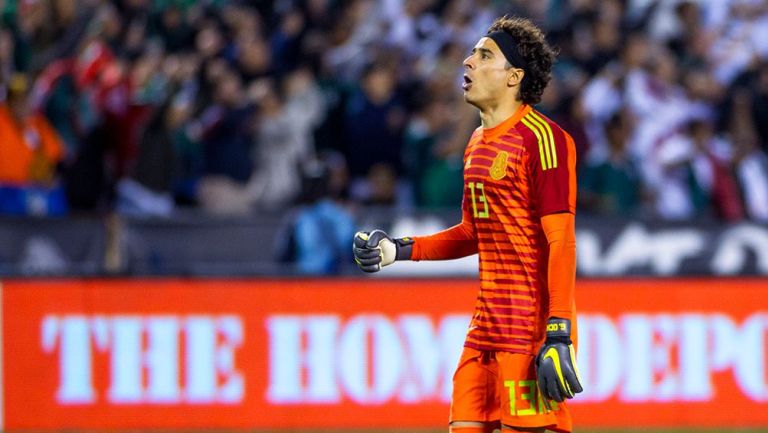 Memo Ochoa en un partido con Selección Mexicana 