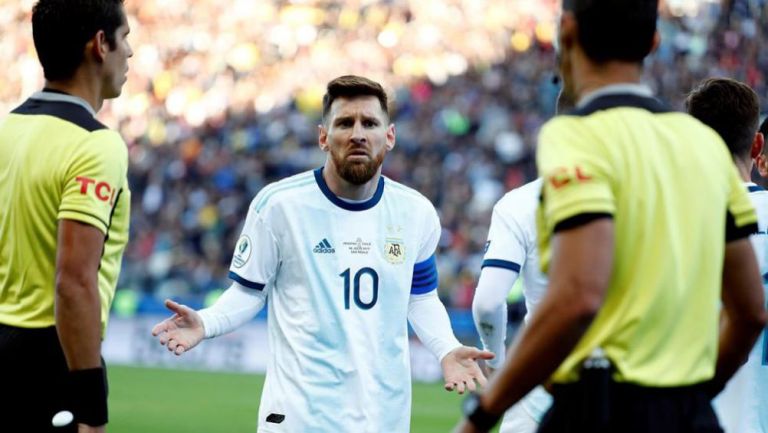 Lionel Messi reclama una decisión en Copa América 
