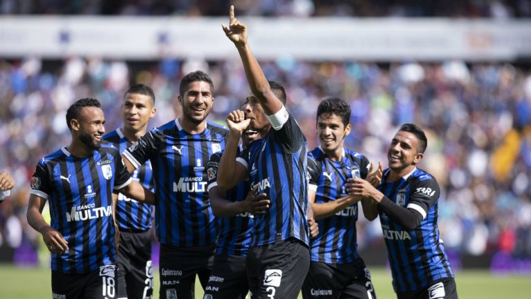 Luis Romo celebra anotación de los Gallos Blancos