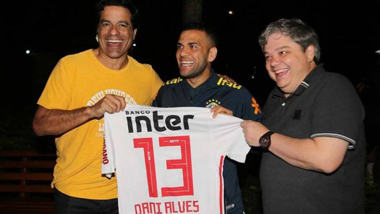 Dani Alves posando como nuevo jugador del Sao Paulo