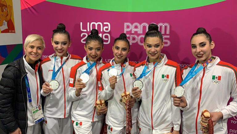 El equipo mexicano de gimnasia presume su medalla de plata