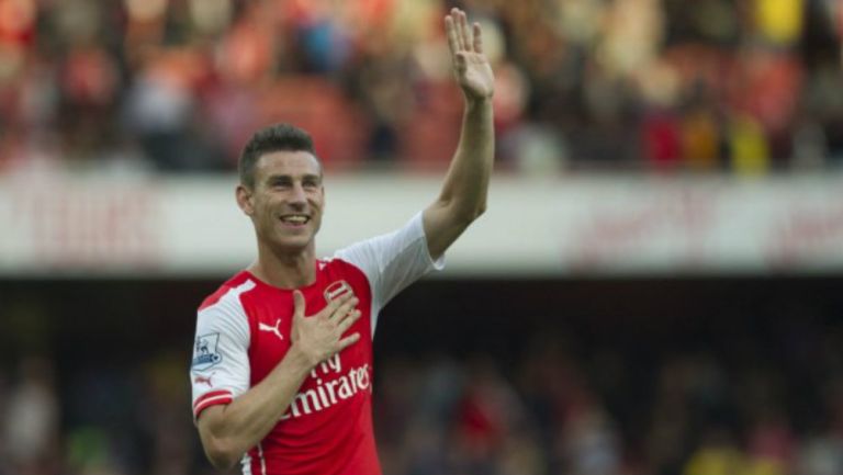 Laurent Koscielny, saluda a la afición del Arsenal