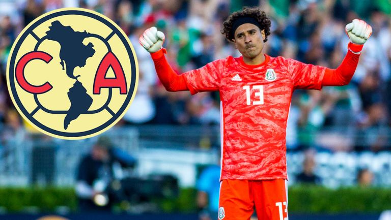 Memo Ochoa celebra una jugada con el Tri