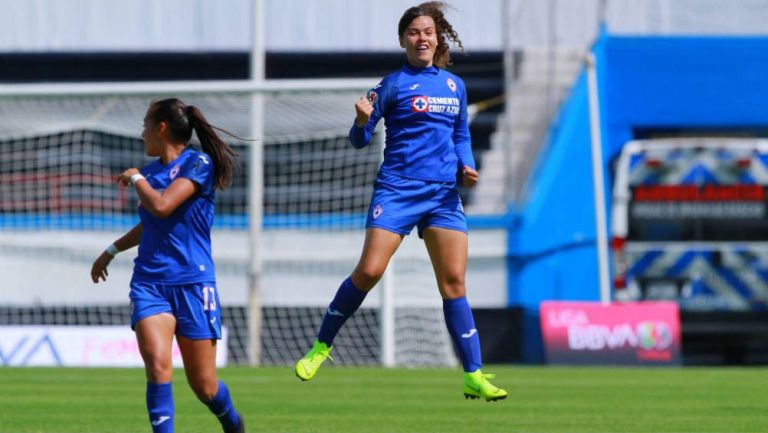 Alejandra Curiel, en festejo de gol con Cruz Azul