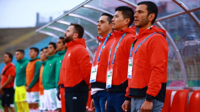 Jaime Lozano en la ceremonia de los himnos nacionales en el juego ante Honduras